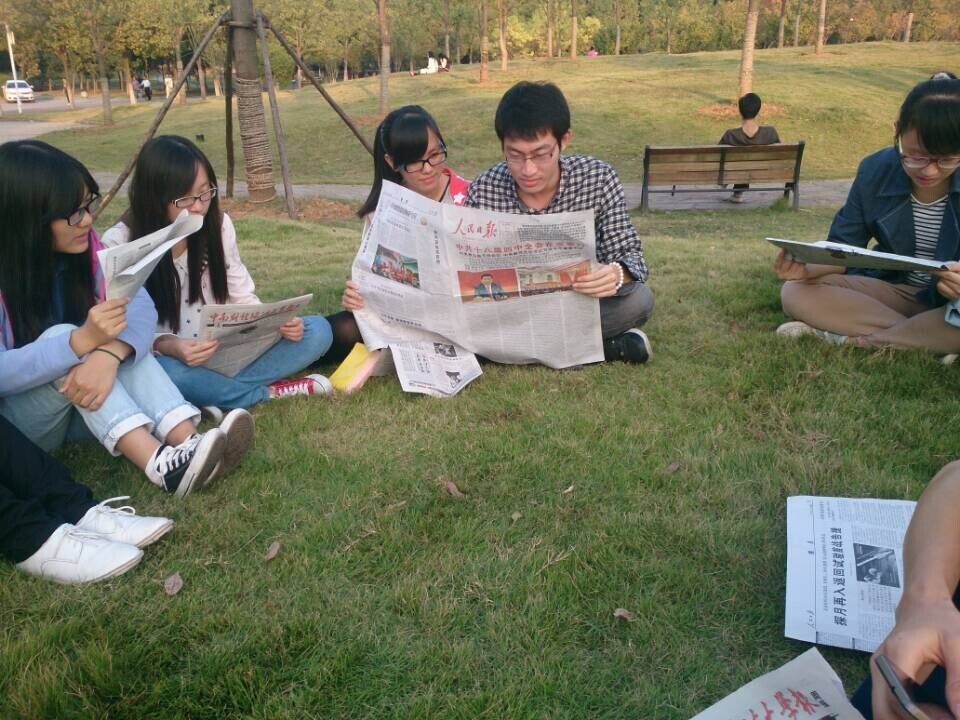 银河2012级党支部学习贯彻十八届四中全会精神