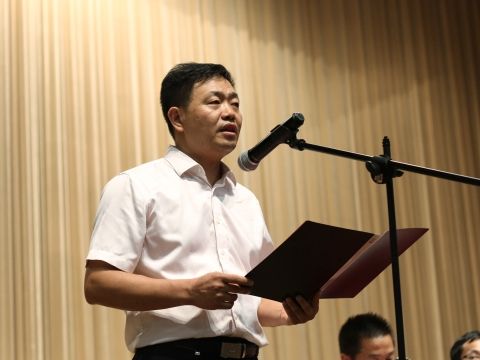 银河举办2016级新生开学典礼暨成人礼宣誓仪式