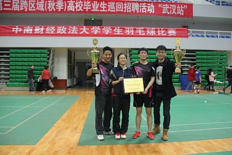 银河羽毛球队于校羽毛球赛中再创佳绩