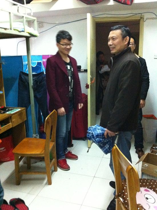 yh86银河国际党委肖翠祥书记冒雨走访慰问我院研究生宿舍